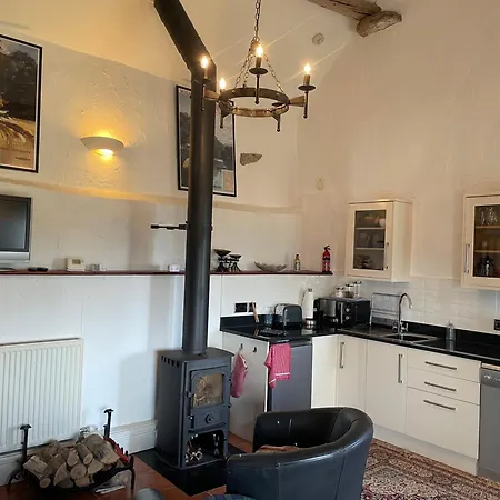 Вилла The Cruck Barn, Cosy Rural Escape Near The Peak District Матлок Экстерьер фото
