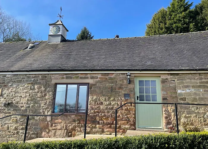 The Cruck Barn, Cosy Rural Escape Near The Peak District