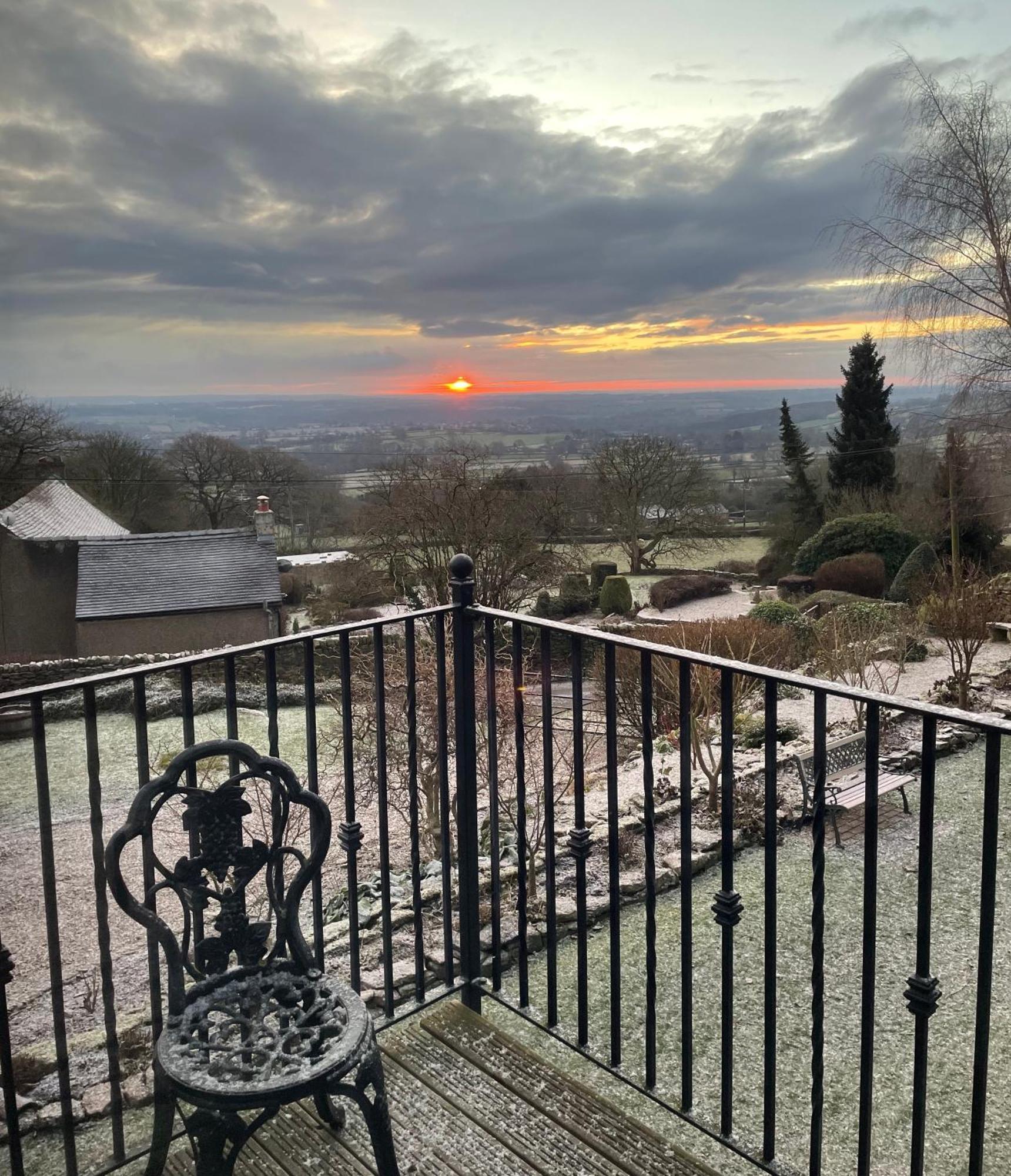 The Cruck Barn, Cosy Rural Escape Near The Peak District Holiday home *