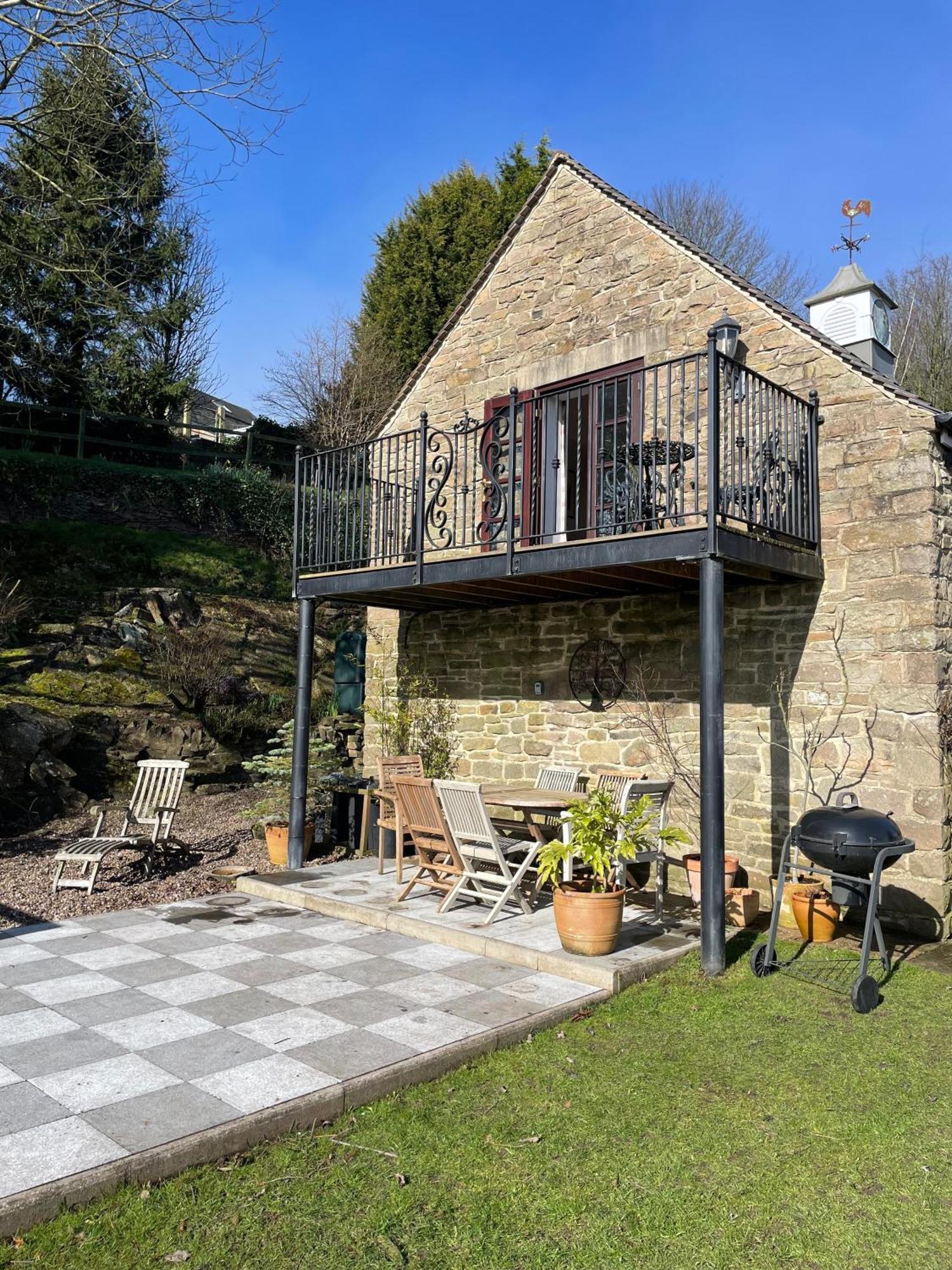 The Cruck Barn, Cosy Rural Escape Near The Peak District